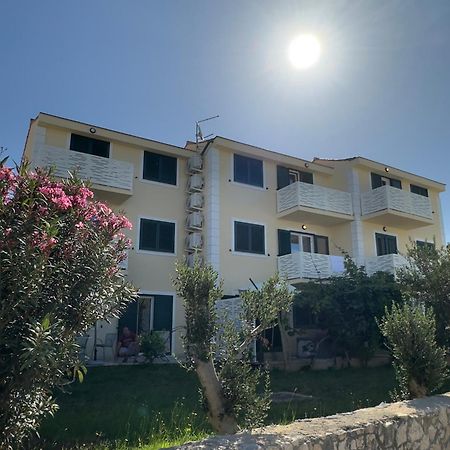 Apartmani Lovren Novalja Exterior foto