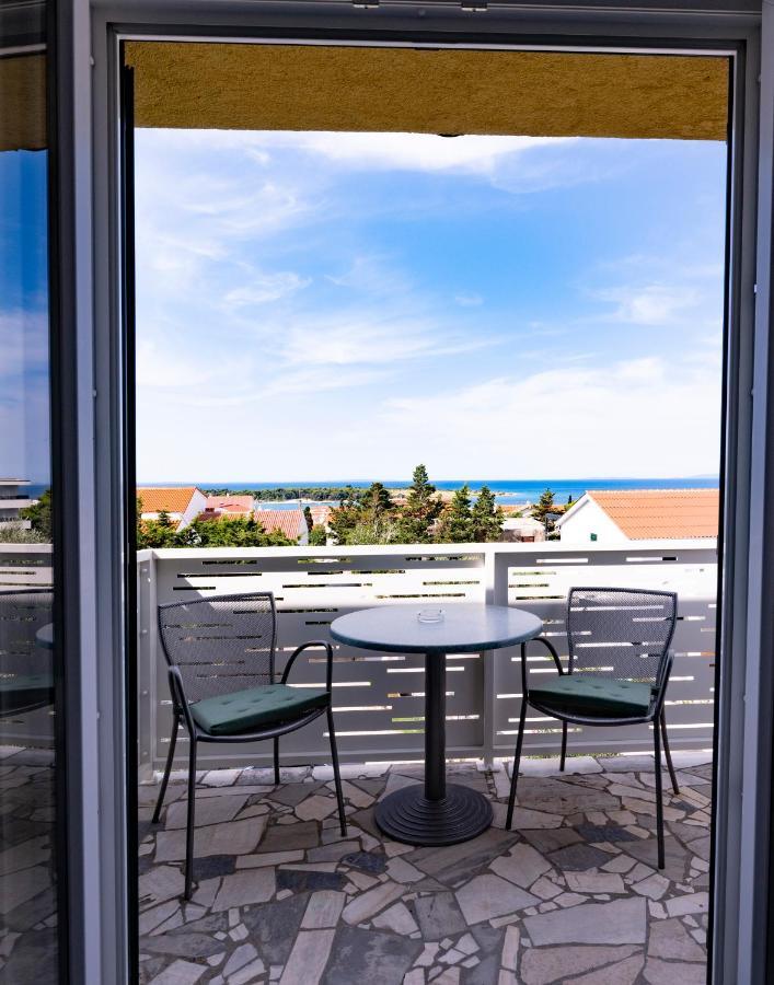 Apartmani Lovren Novalja Exterior foto